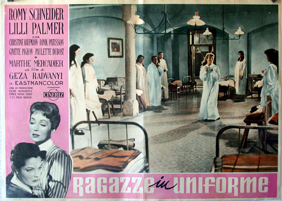 RAGAZZE IN UNIFORME